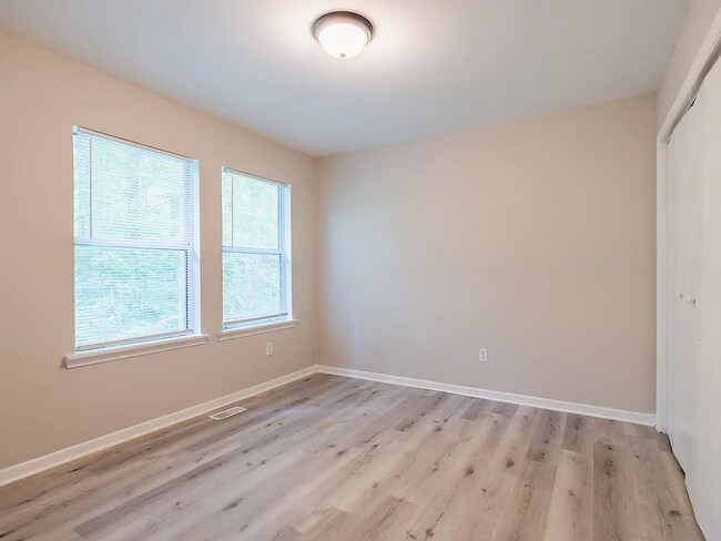 Building Photo - 606 Hilltop Dr