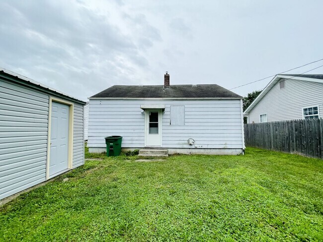 Building Photo - Cozy 2 Bedroom Home! Detached Garage! Large Backyard!