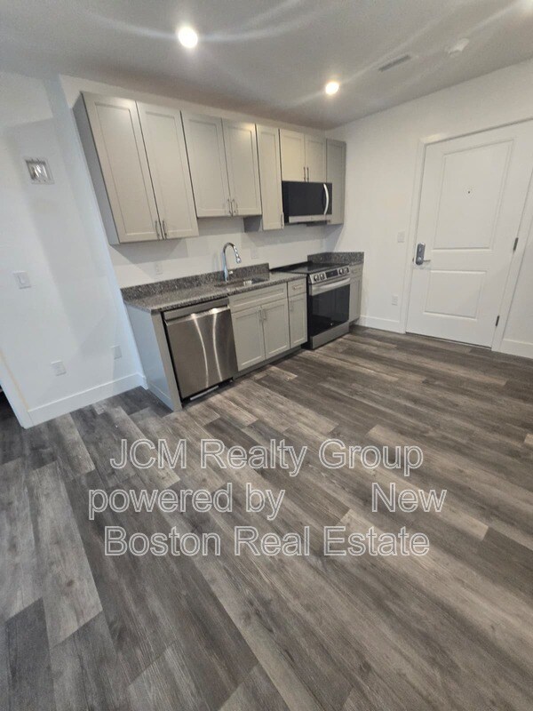 Building Photo - 585 Essex St