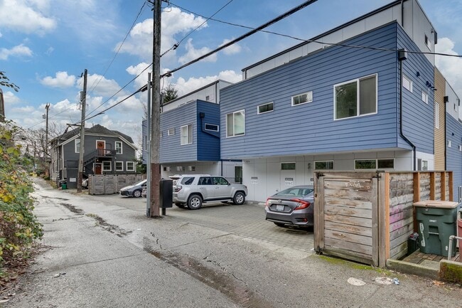 Building Photo - Queen Anne West Townhome with A/C Availabl...