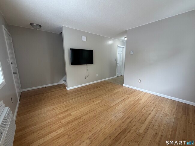 Building Photo - 21 Oak Ave Ext