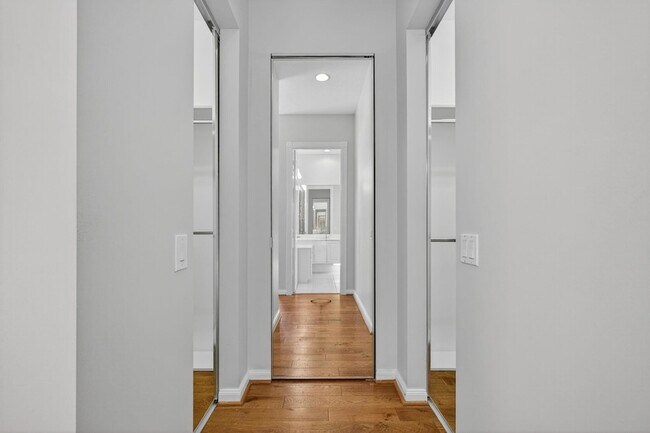 Building Photo - 121 Savona Dr