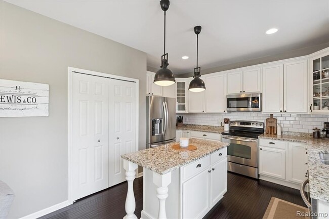Building Photo - 26422 Elk Run E