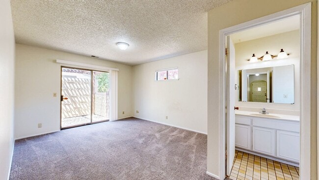 Building Photo - Bright and Beautiful 2 Bedroom 2 Full Bath...