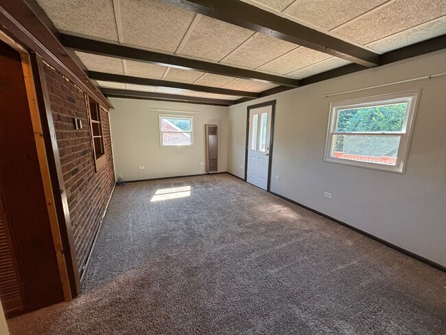 Building Photo - 4 Bedroom Home in Pleasant Hills!