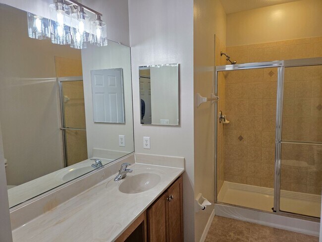 Building Photo - Annual Rental - Lovely 3 Bedroom 2 Bathroo...