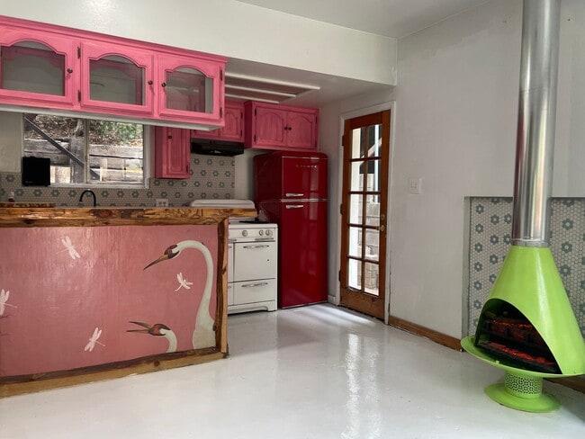 Building Photo - Adorable cottage!