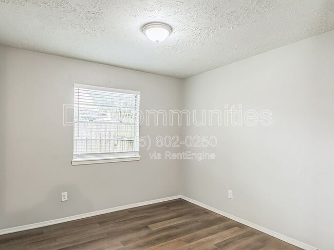 Building Photo - 11823 Bee Ln