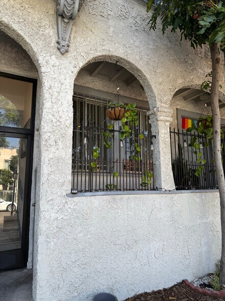 Building Photo - 1114 N Poinsettia Pl
