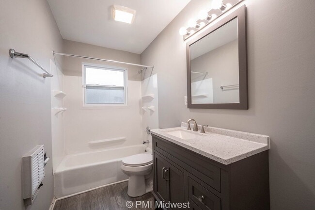 Building Photo - 823 Iowa St