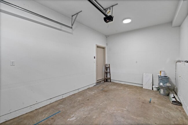 Building Photo - West Seattle - 3 Bedroom - 2.5 Bathroom w/ AC!