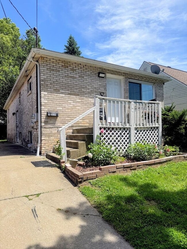 Building Photo - Bender Ave Duplex