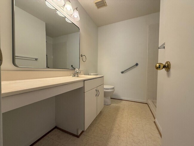 Building Photo - 2 bedroom condo in Williamsburg! Available NOW!