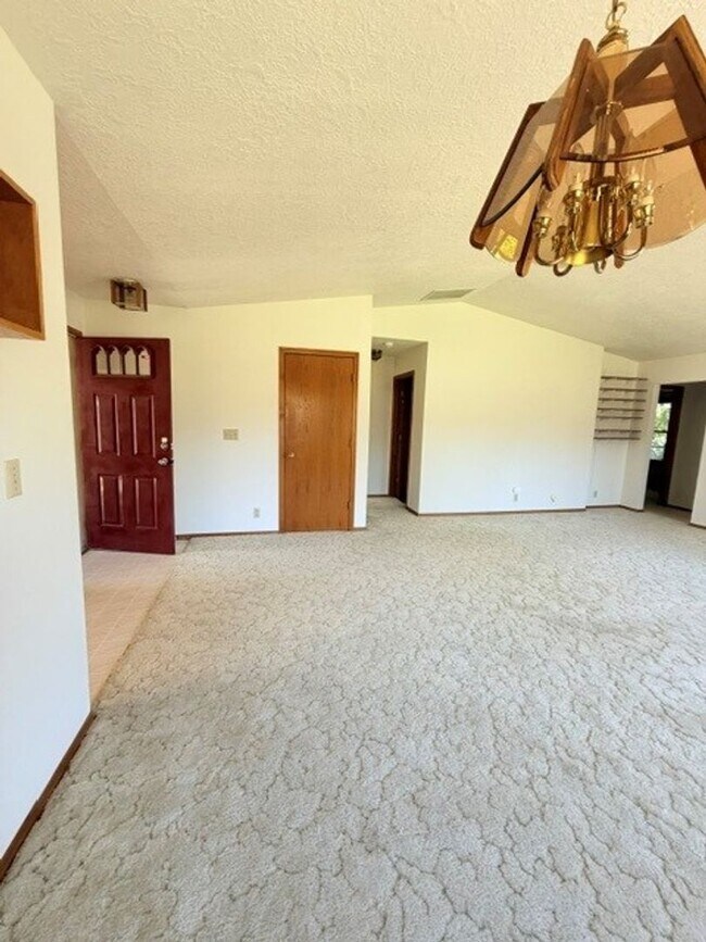 Building Photo - Charming 3-Bedroom Home with Garage & Lawn Care Included