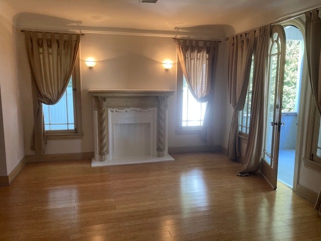 Living room and door to porch - 815 N Mansfield Ave