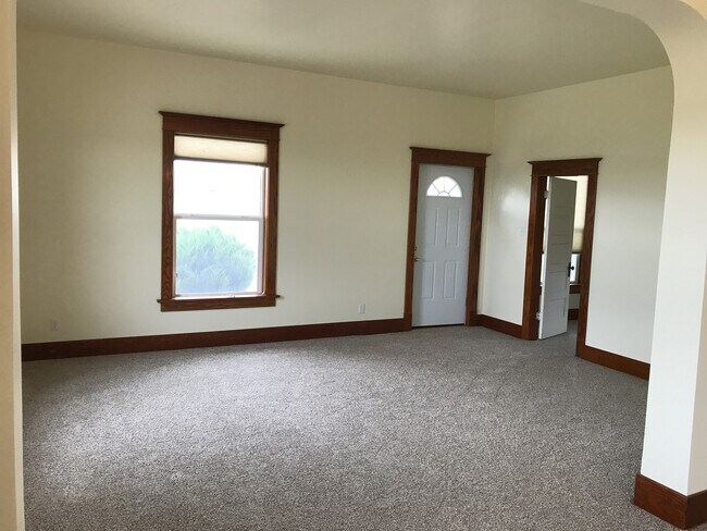 Building Photo - One of a kind ranch home with lake mountain views!