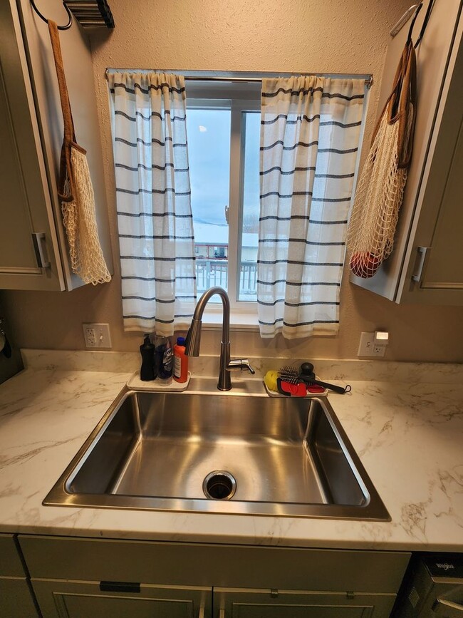 Building Photo - Immaculate 3 bedroom 2 bath split level ho...