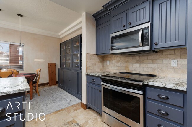 Building Photo - Furnished 3 Bedroom, 2 Bathroom Condo at T...