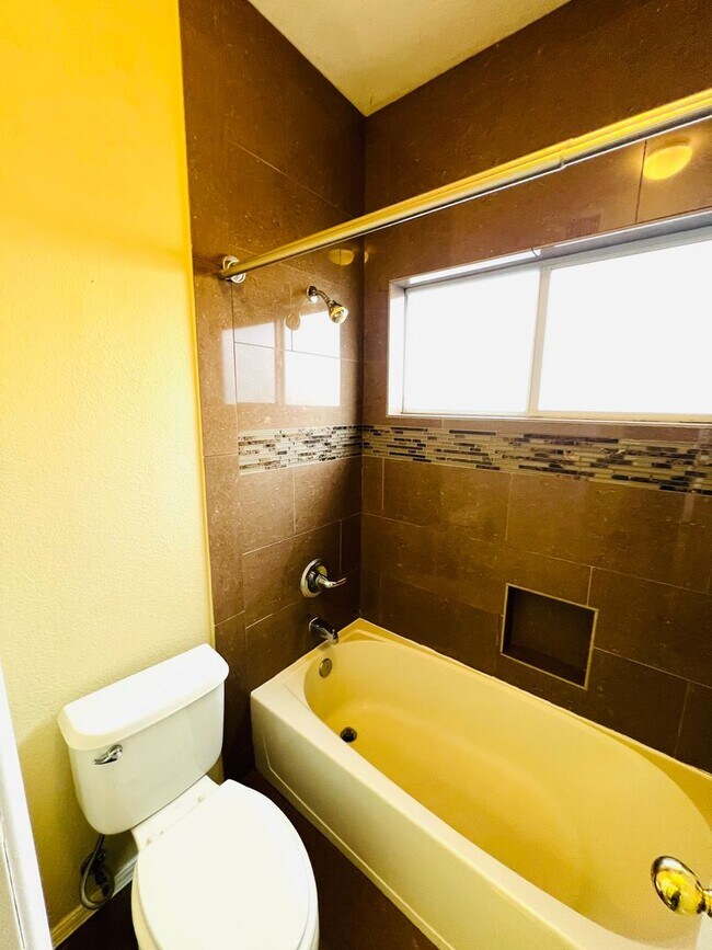 Building Photo - Stunning 4 bedroom, 3 bath home in West El...