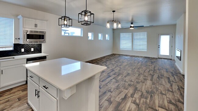 Building Photo - Luxury Modern 3 Bedroom 2.5 Bathroom Home with a Bonus Room in Deer Creek Schools (Neighborhood P...