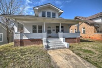 Building Photo - 3 Bedroom 2 Bath Home In the Heart of John...