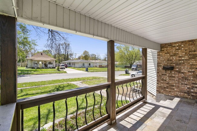 Building Photo - REMODELED 3 Bed | 1 bath | FENCED IN YARD ...