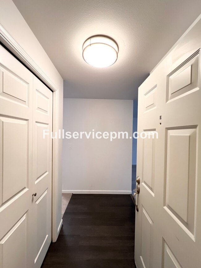 Building Photo - Stylish and Updated Newport Crest Condo