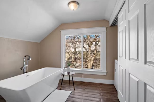 Building Photo - 719 E 9th Ave