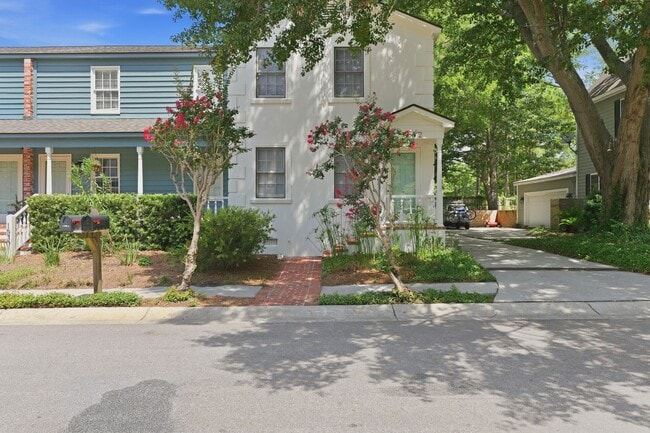 Building Photo - Charming Mount Pleasant Townhouse