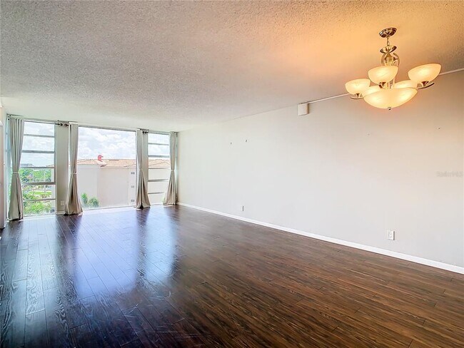 Building Photo - 7400 Sun Island Dr S
