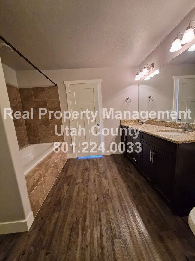Building Photo - Townhome in Eagle Mountain
