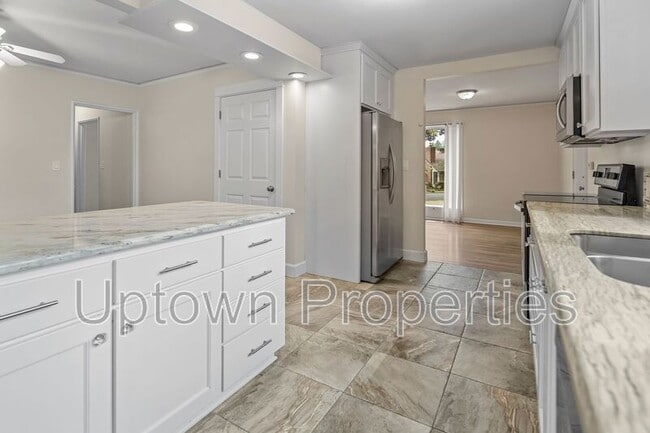 Building Photo - 9520 SW Cypress St