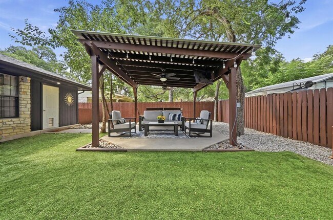 Building Photo - 303 Pin Oak Dr
