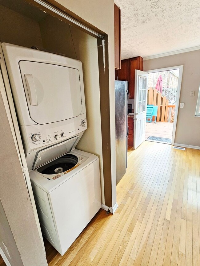 Building Photo - COMING SOON! 2BR Townhome in Clintonville near OSU – W/D, Parking, Pet Friendly