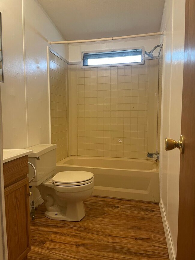 Building Photo - 3 Bedroom 2 Bathroom (move-in ready)