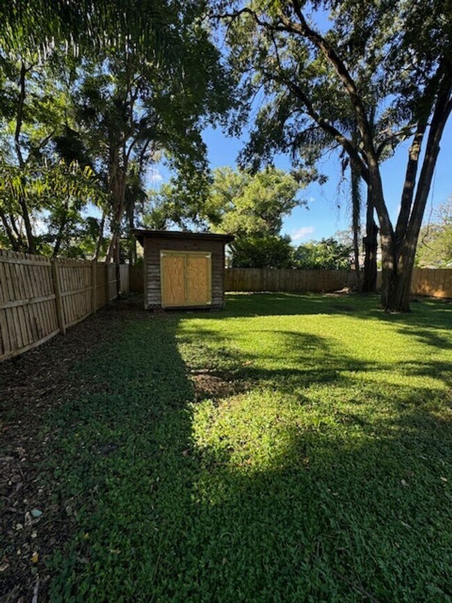 Building Photo - Beautiful 2/2 Bungalow in River Heights!