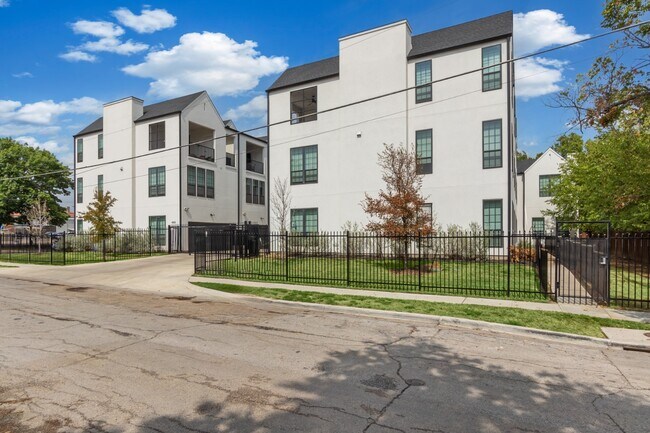 Building Photo - Modern 3-Story Townhome with Private Balcony & Attached Garage in the Heart of Dallas
