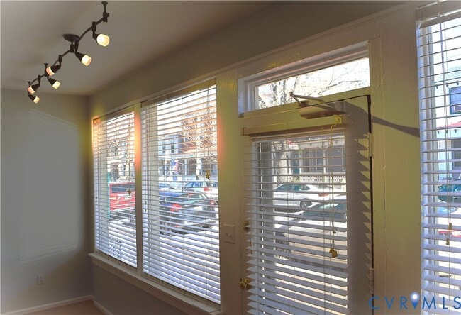 Building Photo - 322 S Pine St