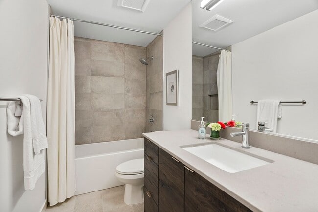 Building Photo - Beautiful Eastlake Condo