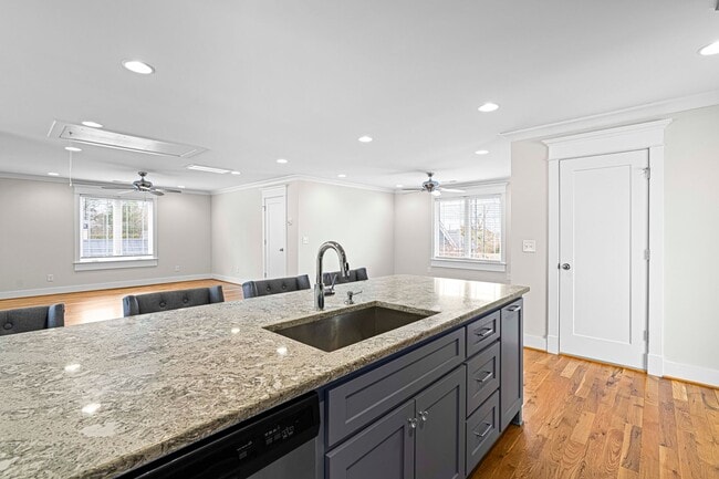 Building Photo - Studio Garage Apartment