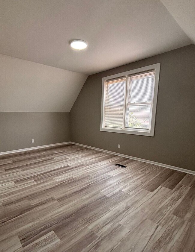 Building Photo - Move-In Ready! Modern Home with Quartz Counters & Kitchen Island