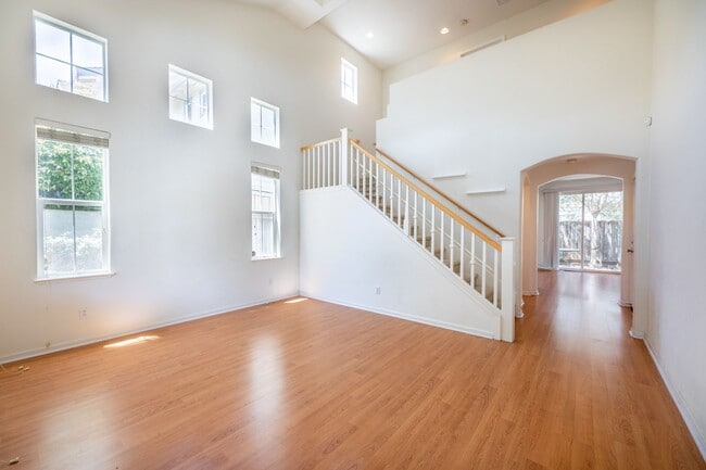 Building Photo - Large Single Family Home in Desirable Univ...