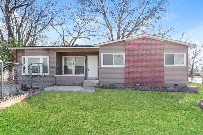 Primary Photo - 2105 Medaris Rd NW