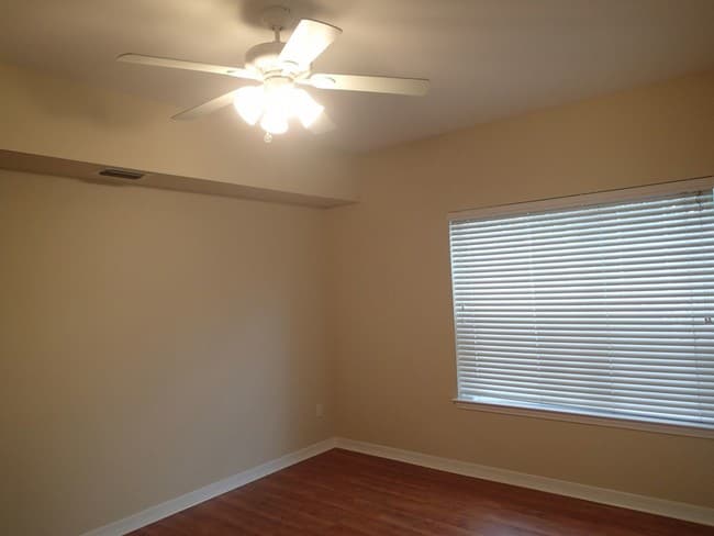Building Photo - Great 2 Bedroom Unit at Creets Crossing