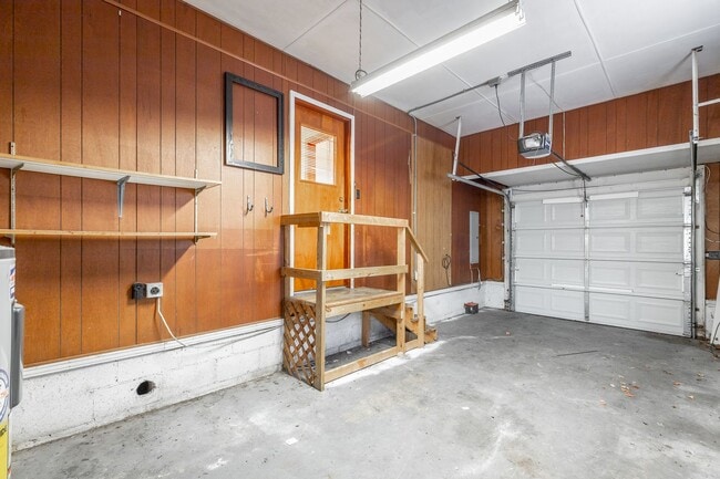 Building Photo - 2 bedroom, 1 bath unit in the heart of Eas...