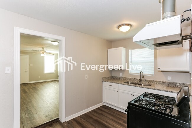 Building Photo - 8914 Cardella Ave