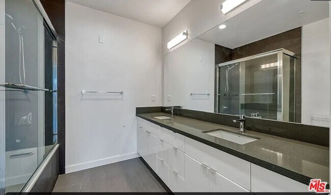 Building Photo - 105 S Mariposa Ave
