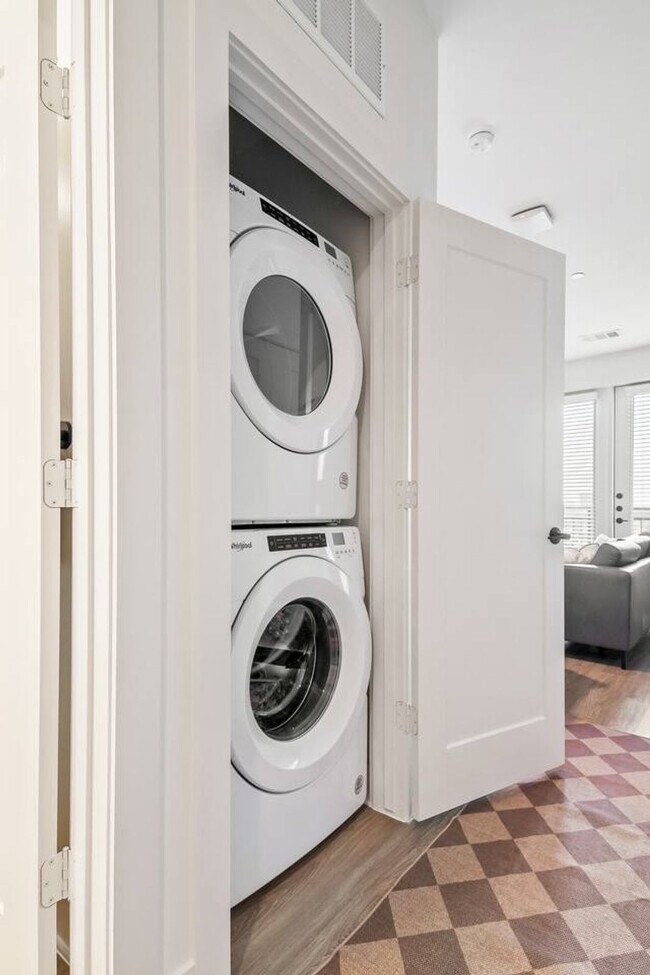 Building Photo - 701 Richmond Ave.