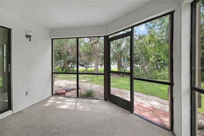 Building Photo - 135 Woodlake Wynde