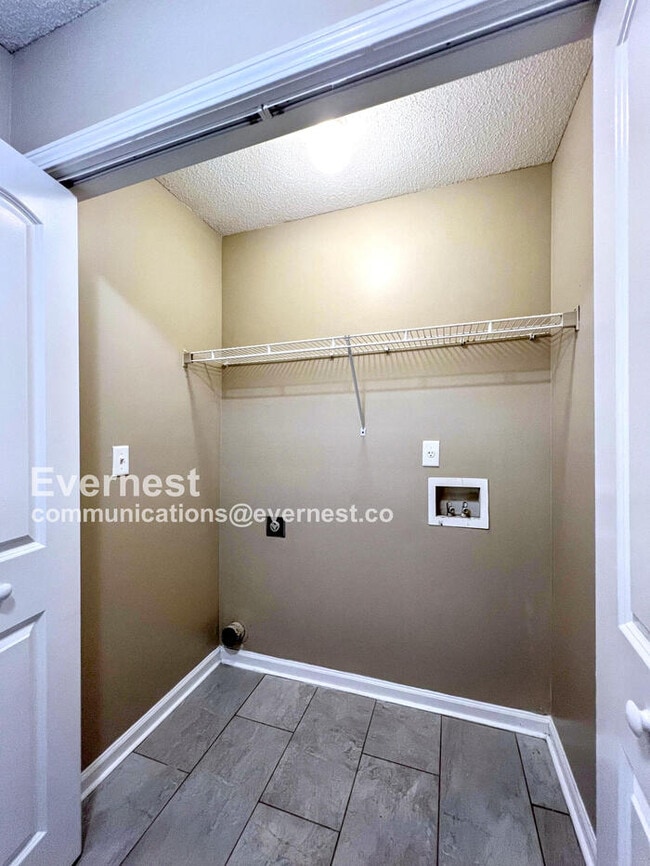 Building Photo - 5573 Kaitlyn Dr W